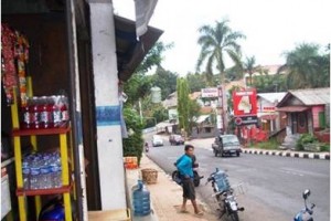 Tampak mini market dan warung kecil sangat berdekatan.